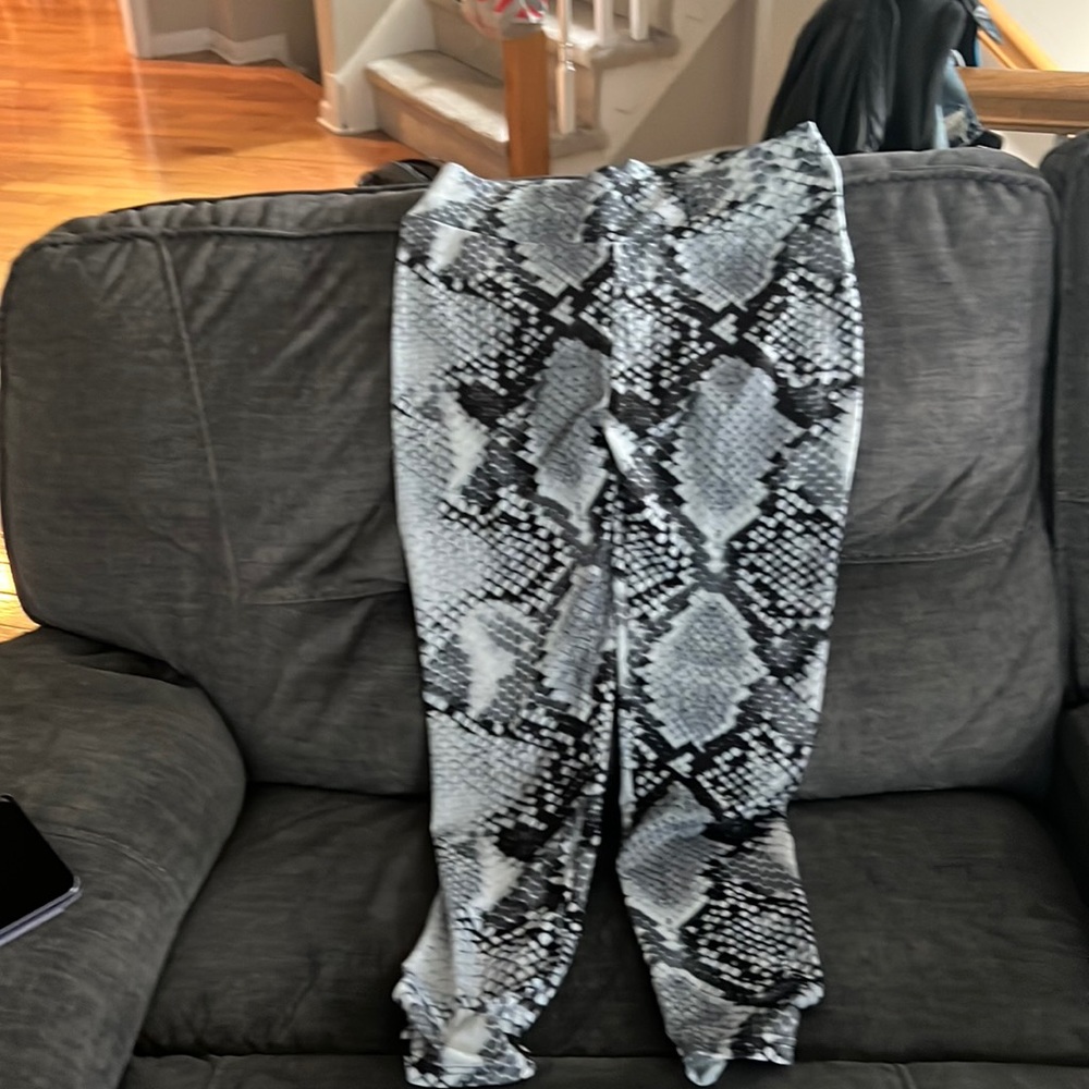 Brand new workout tags snakeskin yoga pants size XL.